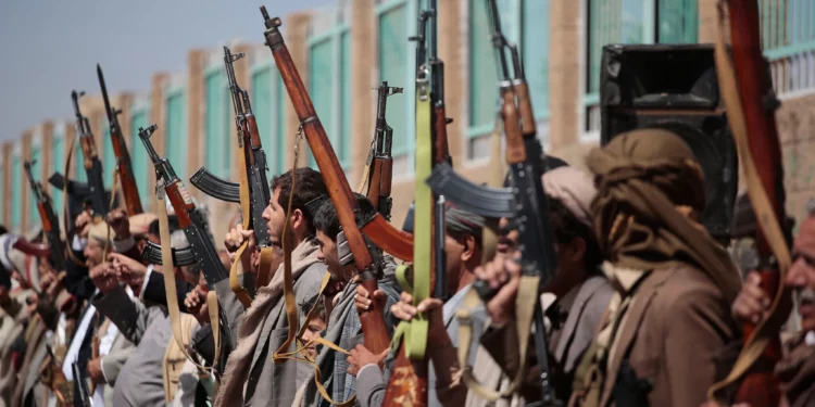 Partidarios hutíes portan fusiles durante una concentración tribal armada en Saná, Yemen, el 7 de octubre de 2026.