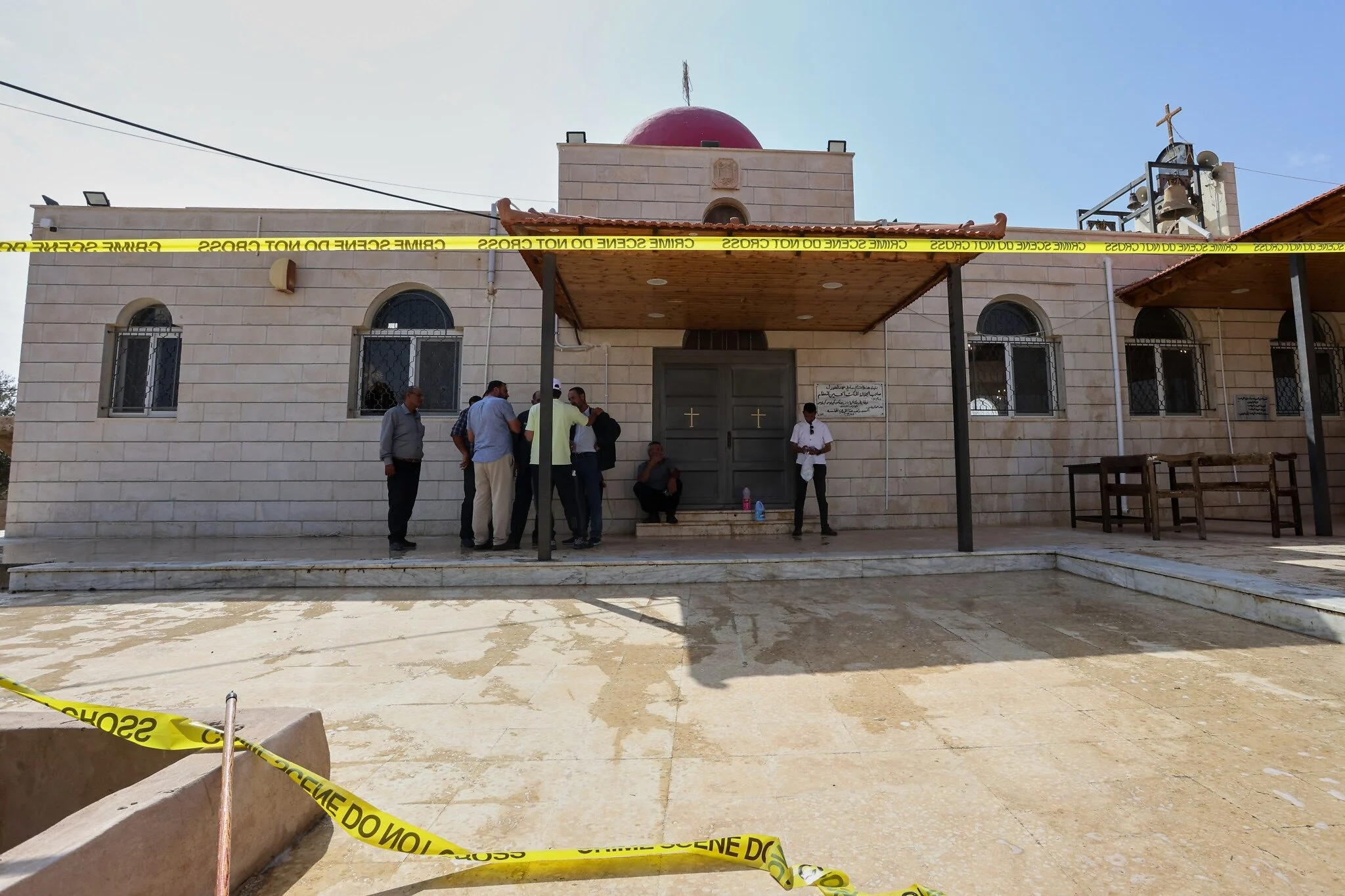 Iglesia de San Jorge en Hammoud tras el ataque Personas reunidas ante la iglesia de San Jorge en Hammoud un día después del ataque