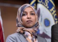 La representante estadounidense Ilhan Omar responde preguntas durante una conferencia de prensa en el Capitolio, Washington, el 13 de enero de 2026.