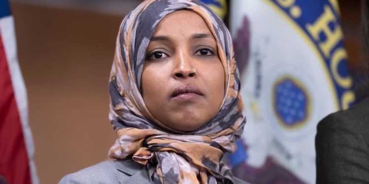 La representante estadounidense Ilhan Omar responde preguntas durante una conferencia de prensa en el Capitolio, Washington, el 13 de enero de 2026.