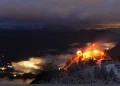 Imagen de cámara web de la antigua residencia alpina de Hitler, el Nido del Águila, durante el incendio del 24 de octubre de 2026 en Baviera.