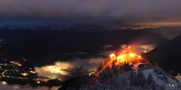 Imagen de cámara web de la antigua residencia alpina de Hitler, el Nido del Águila, durante el incendio del 24 de octubre de 2026 en Baviera.