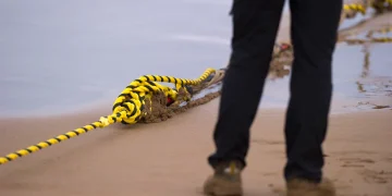 Un trabajador coloca un cable submarino de fibra óptica en la playa de Arrietara, cerca de Sopelana, en el País Vasco español, el 13 de junio de 2017.