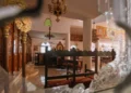 Interior de una iglesia ortodoxa griega visto a través de una ventana rota tras el ataque durante un funeral en Hammoud, Karak, el 23 de octubre de 2026