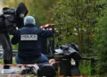 Investigadores forenses buscan pruebas tras el tiroteo en Trappes, cerca de París, el 23 de octubre de 2026.