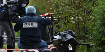 Investigadores forenses buscan pruebas tras el tiroteo en Trappes, cerca de París, el 23 de octubre de 2026.