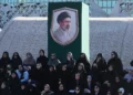 Voluntarios asisten a un curso de entrenamiento militar bajo un retrato del líder supremo iraní, el ayatolá Mojtaba Khamenei, en la plaza Imam Hussein de Teherán, Irán, el 4 de octubre de 2026.