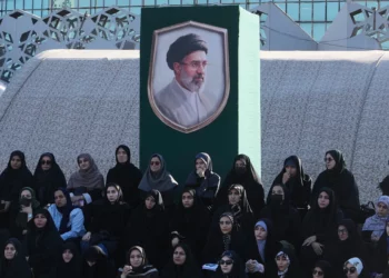 Voluntarios bajo un retrato del líder supremo iraní Mojtaba Khamenei durante un curso de formación militar en Teherán, el 4 de octubre de 2026.