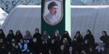 Voluntarios asisten a un curso de entrenamiento militar bajo un retrato del líder supremo iraní, el ayatolá Mojtaba Khamenei, en la plaza Imam Hussein de Teherán, Irán, el 4 de octubre de 2026.