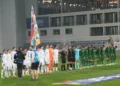 Jugadores de Irlanda durante el himno de Israel antes del partido en Serbia