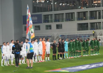 Jugadores de Irlanda durante el himno de Israel antes del partido en Serbia