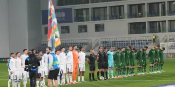 Jugadores de Irlanda durante el himno de Israel antes del partido en Serbia