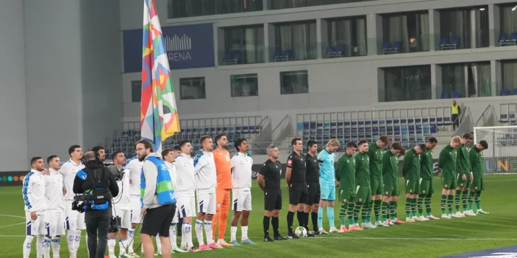 Jugadores de Irlanda durante el himno de Israel antes del partido en Serbia