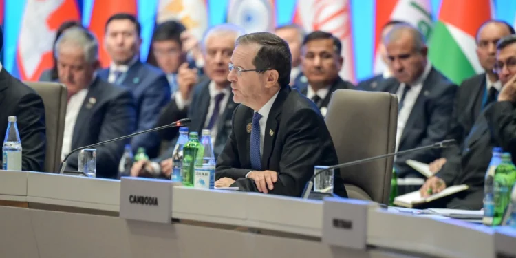 El presidente Isaac Herzog interviene ante la cumbre de la Conferencia sobre Interacción y Medidas de Fomento de la Confianza en Asia, en Azerbaiyán, el 15 de octubre de 2026. (Maayan Toaf/GPO)