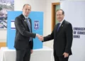 El presidente Isaac Herzog, a la derecha, con el embajador israelí en Azerbaiyán, Ronen Kraus, en la embajada en Bakú, el 15 de octubre de 2026.