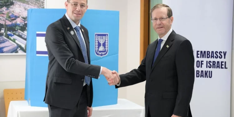 El presidente Isaac Herzog, a la derecha, con el embajador israelí en Azerbaiyán, Ronen Kraus, en la embajada en Bakú, el 15 de octubre de 2026.