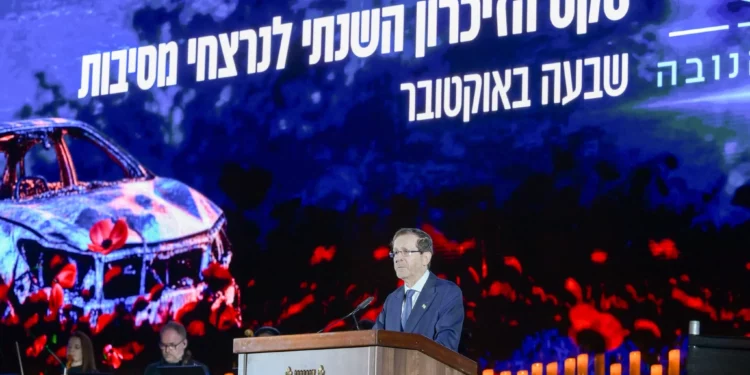 El presidente Isaac Herzog habla en un acto conmemorativo en el lugar de la masacre del festival Nova, el 7 de octubre de 2026.