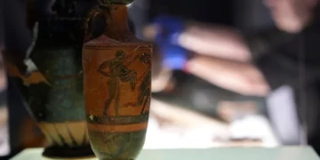Antigüedades griegas expuestas en Atenas durante la ceremonia de devolución de 22 piezas por Israel el 13 de octubre de 2026
