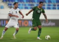El israelí Eliel Peretz marca al irlandés Adam Idah durante el partido de la UEFA Nations League entre Irlanda e Israel en Backa Topola, Serbia, el 4 de octubre de 2026.