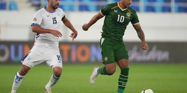El israelí Eliel Peretz marca al irlandés Adam Idah durante el partido de la UEFA Nations League entre Irlanda e Israel en Backa Topola, Serbia, el 4 de octubre de 2026.