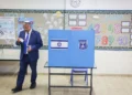 Itamar Ben Gvir vota en un centro electoral de Kiryat Arba durante las elecciones israelíes del 27 de octubre de 2026.