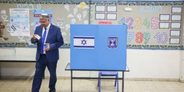 Itamar Ben Gvir vota en un centro electoral de Kiryat Arba durante las elecciones israelíes del 27 de octubre de 2026.