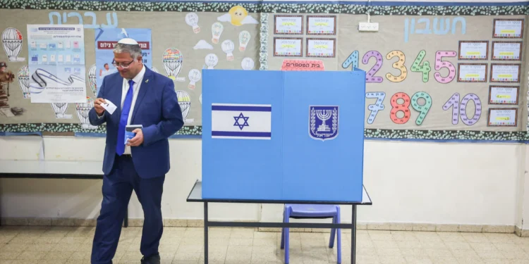Itamar Ben Gvir vota en un centro electoral de Kiryat Arba durante las elecciones israelíes del 27 de octubre de 2026.