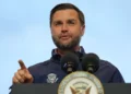 El vicepresidente de Estados Unidos, JD Vance, habla en un mitin de campaña en el aeropuerto internacional de Fairbanks, Alaska, el 5 de octubre de 2026.