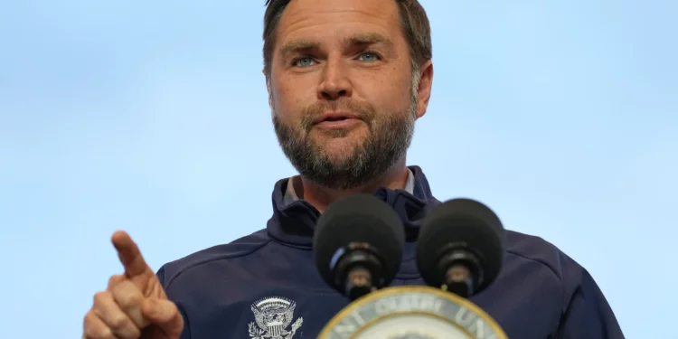 El vicepresidente de Estados Unidos, JD Vance, habla en un mitin de campaña en el aeropuerto internacional de Fairbanks, Alaska, el 5 de octubre de 2026.