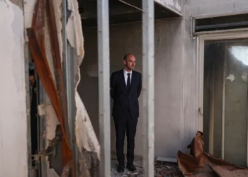 El ministro francés de Relaciones Exteriores, Jean-Noël Barrot, visita una propiedad dañada en el ataque del 7 de octubre de 2023 en el kibutz Be'eri.