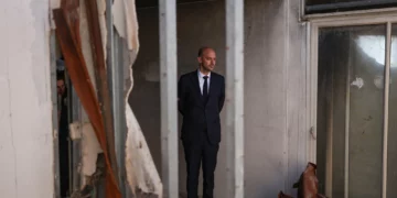 El ministro francés de Relaciones Exteriores, Jean-Noël Barrot, visita una propiedad dañada en el ataque del 7 de octubre de 2023 en el kibutz Be'eri.