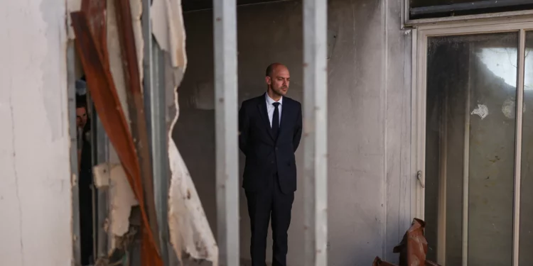El ministro francés de Relaciones Exteriores, Jean-Noël Barrot, visita una propiedad dañada en el ataque del 7 de octubre de 2023 en el kibutz Be'eri.