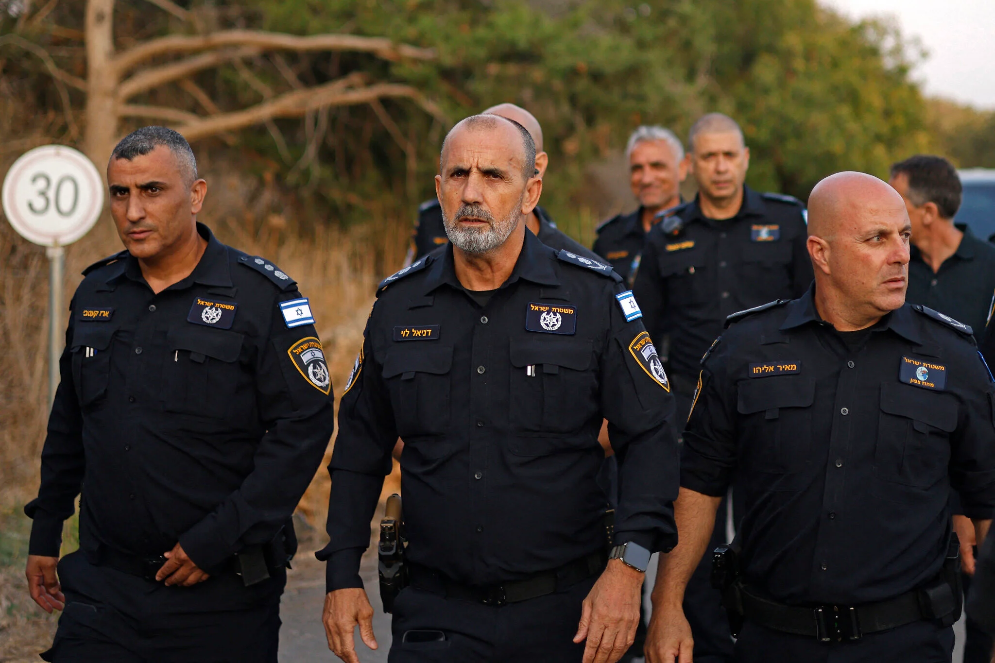 El comisionado de la Policía de Israel, Danny Levy, llega con otros agentes a las inmediaciones del lugar de la explosión cerca de Yiftah.