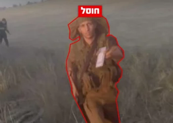 Una persona lleva una kipá con diseño de sandía, símbolo de solidaridad con los palestinos.