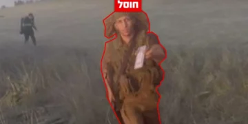 Una persona lleva una kipá con diseño de sandía, símbolo de solidaridad con los palestinos.