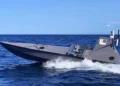 Lancha no tripulada Kraken K3 de la Marina británica durante el lanzamiento de tres drones en San Diego.