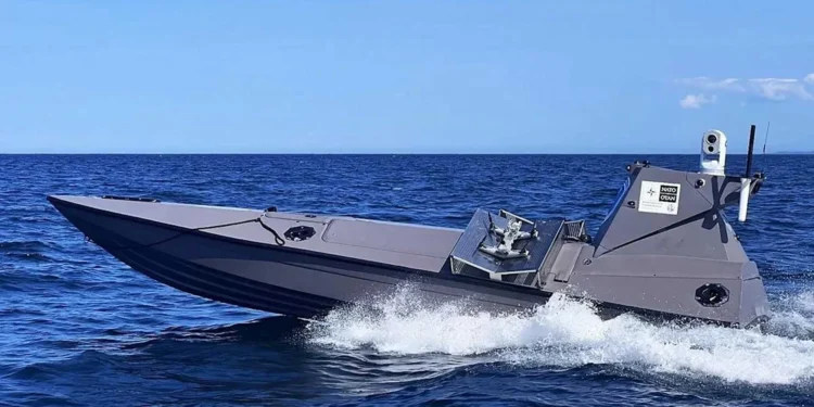 Lancha no tripulada Kraken K3 de la Marina británica durante el lanzamiento de tres drones en San Diego.