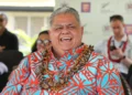 El primer ministro de Samoa, La'auli Leuatea Schmidt, observa un partido de rugby entre Tipene College de Auckland y Wesley College de Samoa junto a su homólogo neozelandés Christopher Luxon en Faleula, Samoa, el 17 de marzo de 2026.