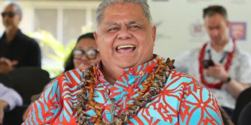 El primer ministro de Samoa, La'auli Leuatea Schmidt, observa un partido de rugby entre Tipene College de Auckland y Wesley College de Samoa junto a su homólogo neozelandés Christopher Luxon en Faleula, Samoa, el 17 de marzo de 2026.