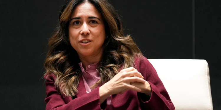 Lana Nusseibeh, embajadora de Emiratos Árabes Unidos ante la ONU, durante un debate en Abu Dabi en enero de 2023