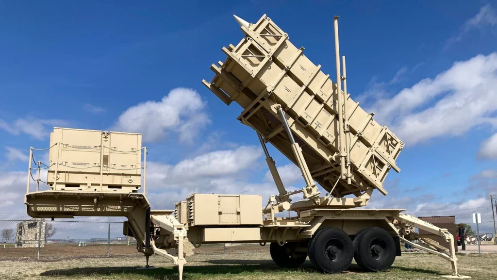 Un lanzador móvil de misiles Patriot expuesto frente al puesto militar de Fort Sill, cerca de Lawton, Oklahoma, el 21 de marzo de 2023.