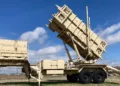 Un lanzador móvil de misiles Patriot expuesto frente al puesto militar de Fort Sill, cerca de Lawton, Oklahoma, el 21 de marzo de 2023.