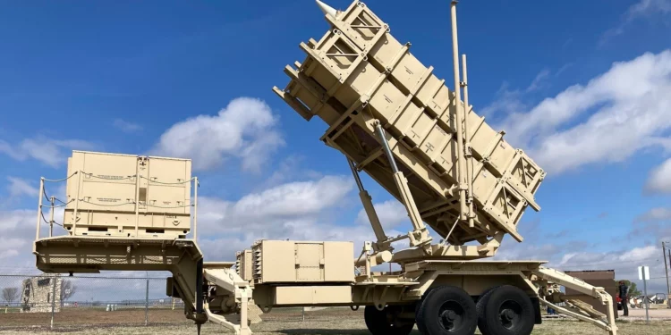 Un lanzador móvil de misiles Patriot expuesto frente al puesto militar de Fort Sill, cerca de Lawton, Oklahoma, el 21 de marzo de 2023.