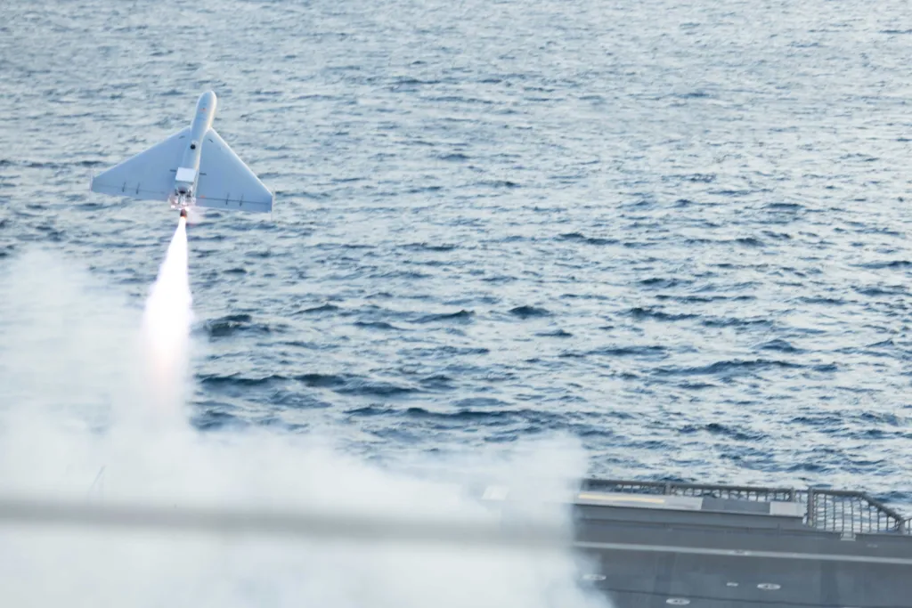 Lanzamiento de un dron LUCAS desde la cubierta del USS Santa Barbara durante una prueba