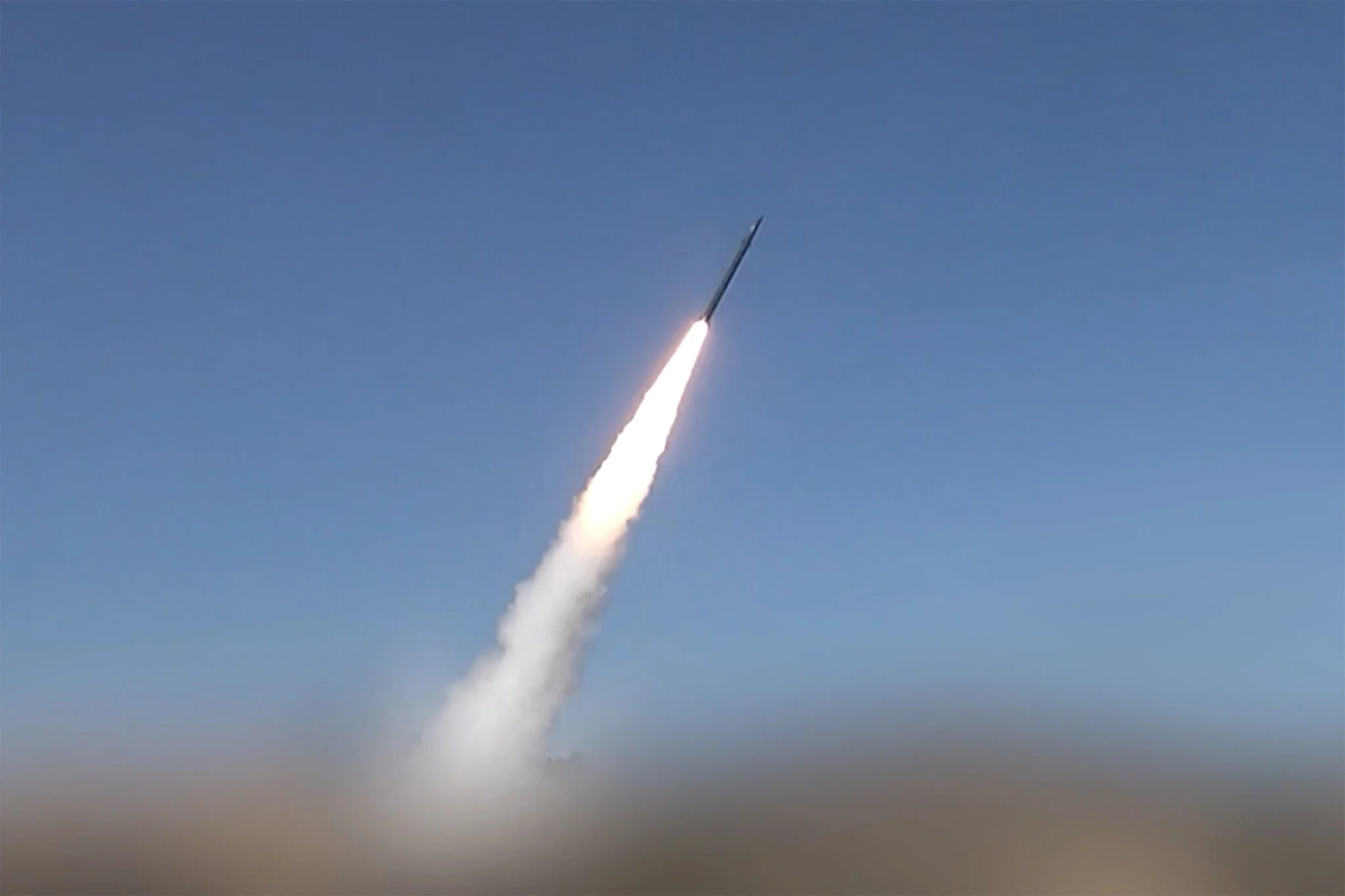 Lanzamiento de un misil difundido por los hutíes en agosto de 2026 Imagen de un video hutí que muestra el lanzamiento de un misil en Yemen en agosto de 2026