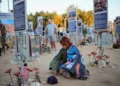 Personas conmemoran el tercer aniversario del ataque de Hamás del 7 de octubre de 2023 en el lugar del festival Nova, cerca del kibutz Reim.