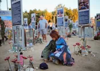 Personas conmemoran el tercer aniversario del ataque de Hamás del 7 de octubre de 2023 en el lugar del festival Nova, cerca del kibutz Reim.