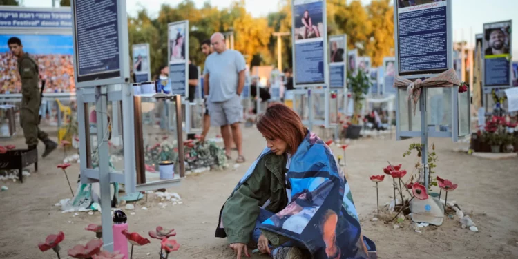 Personas conmemoran el tercer aniversario del ataque de Hamás del 7 de octubre de 2023 en el lugar del festival Nova, cerca del kibutz Reim.