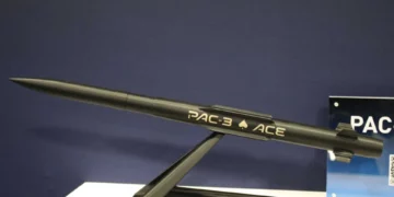 Maqueta del misil interceptor PAC-3 ACE para el sistema antiaéreo Patriot, presentada en AUSA 2026.