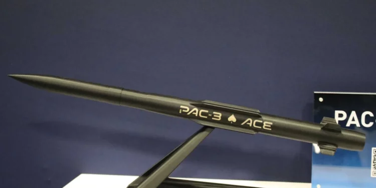 Maqueta del misil interceptor PAC-3 ACE para el sistema antiaéreo Patriot, presentada en AUSA 2026.